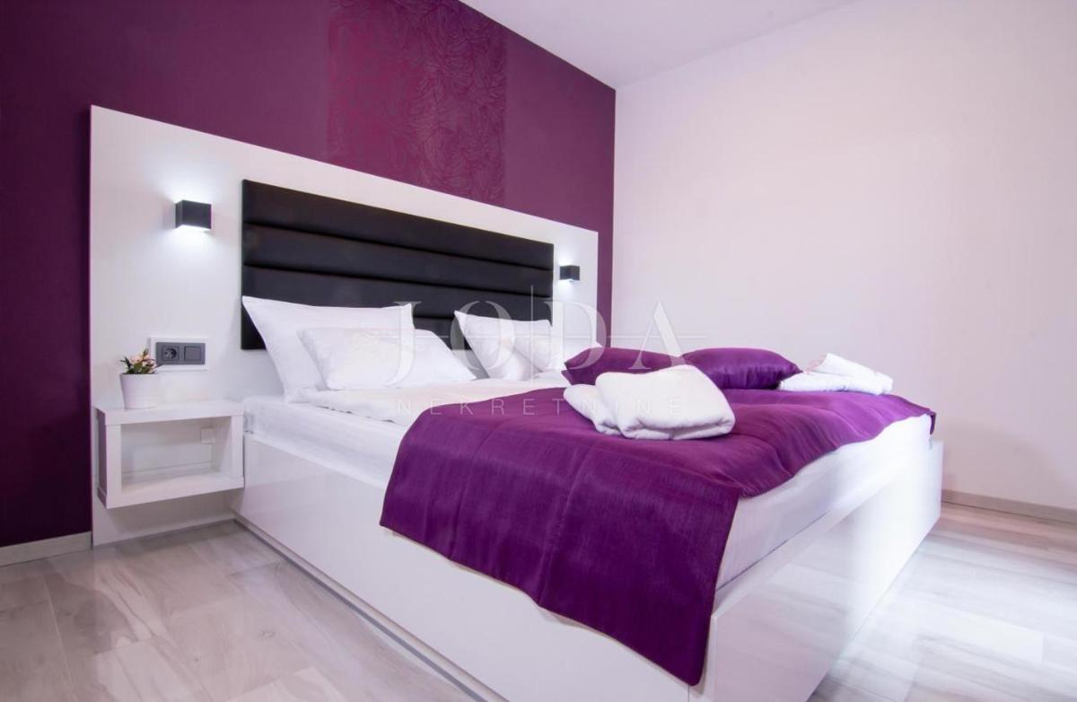 Mesto Krk, okolica - hiša z bazenom na mirni lokaciji