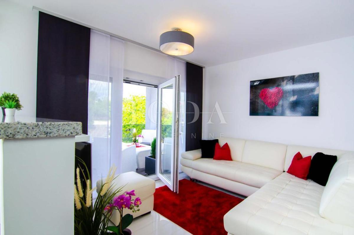 Mesto Krk, okolica - hiša z bazenom na mirni lokaciji