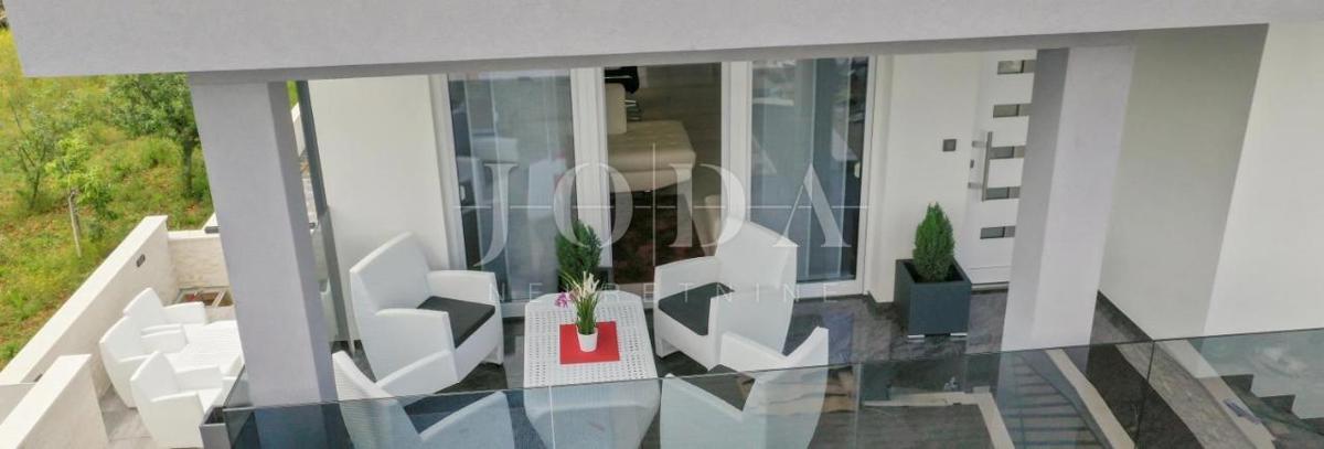 Mesto Krk, okolica - hiša z bazenom na mirni lokaciji