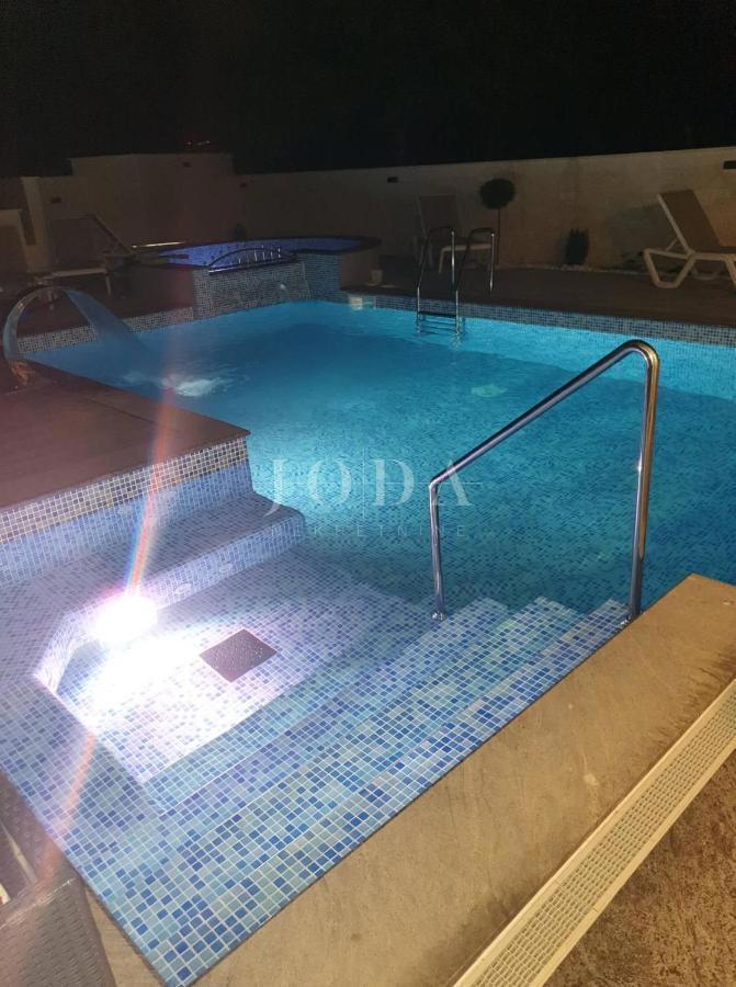 Mesto Krk, okolica - hiša z bazenom na mirni lokaciji