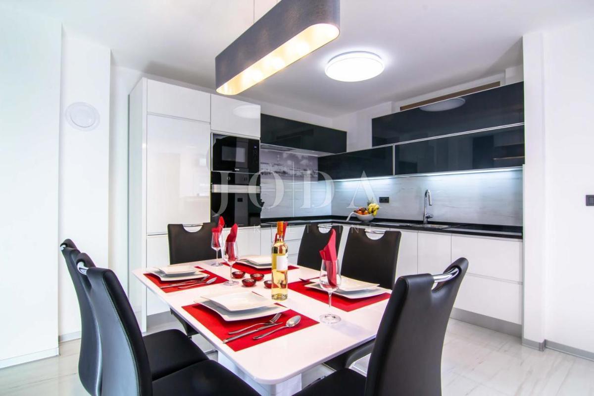 Mesto Krk, okolica - hiša z bazenom na mirni lokaciji