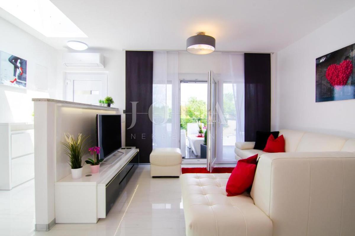 Mesto Krk, okolica - hiša z bazenom na mirni lokaciji