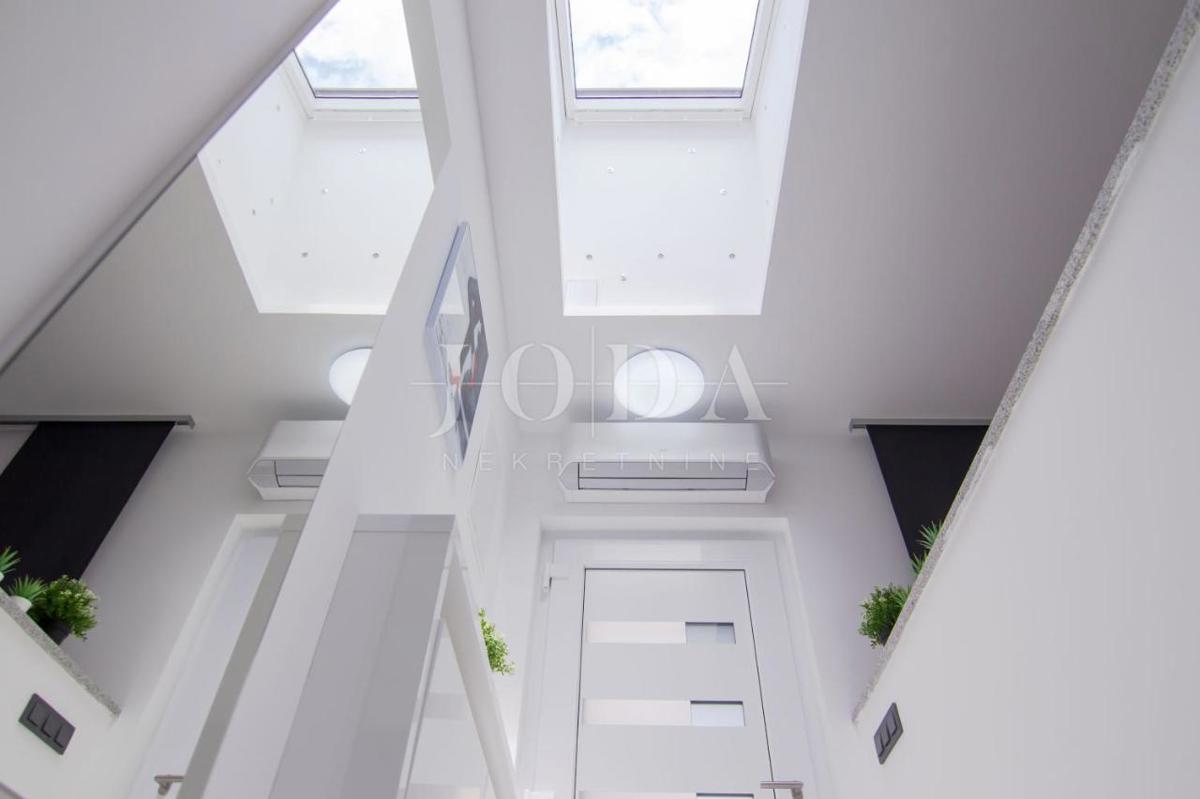 Mesto Krk, okolica - hiša z bazenom na mirni lokaciji