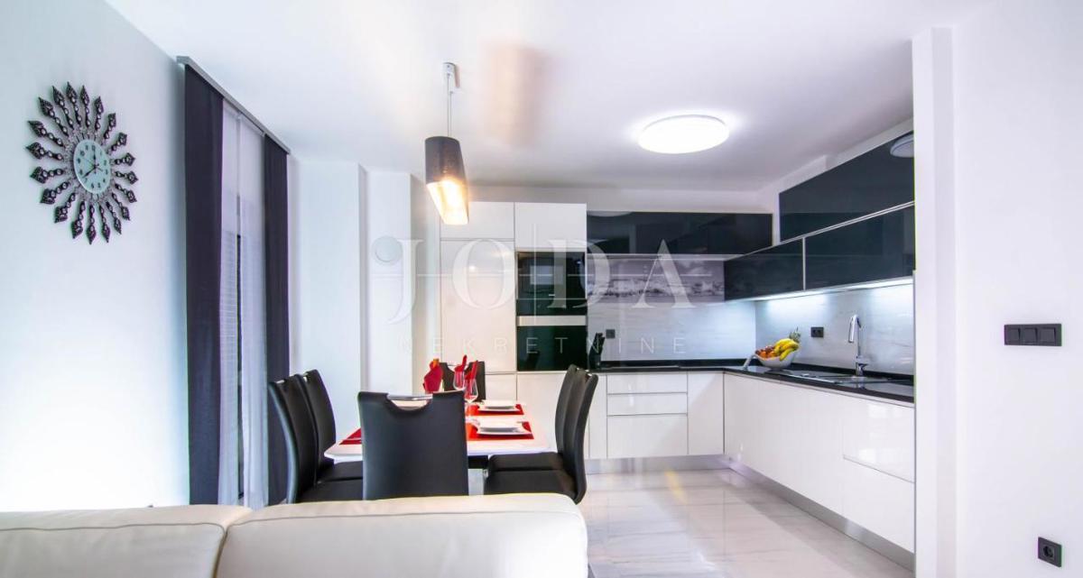 Mesto Krk, okolica - hiša z bazenom na mirni lokaciji