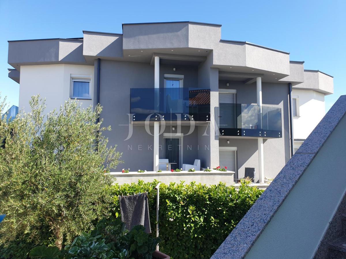 Mesto Krk, okolica - hiša z bazenom na mirni lokaciji