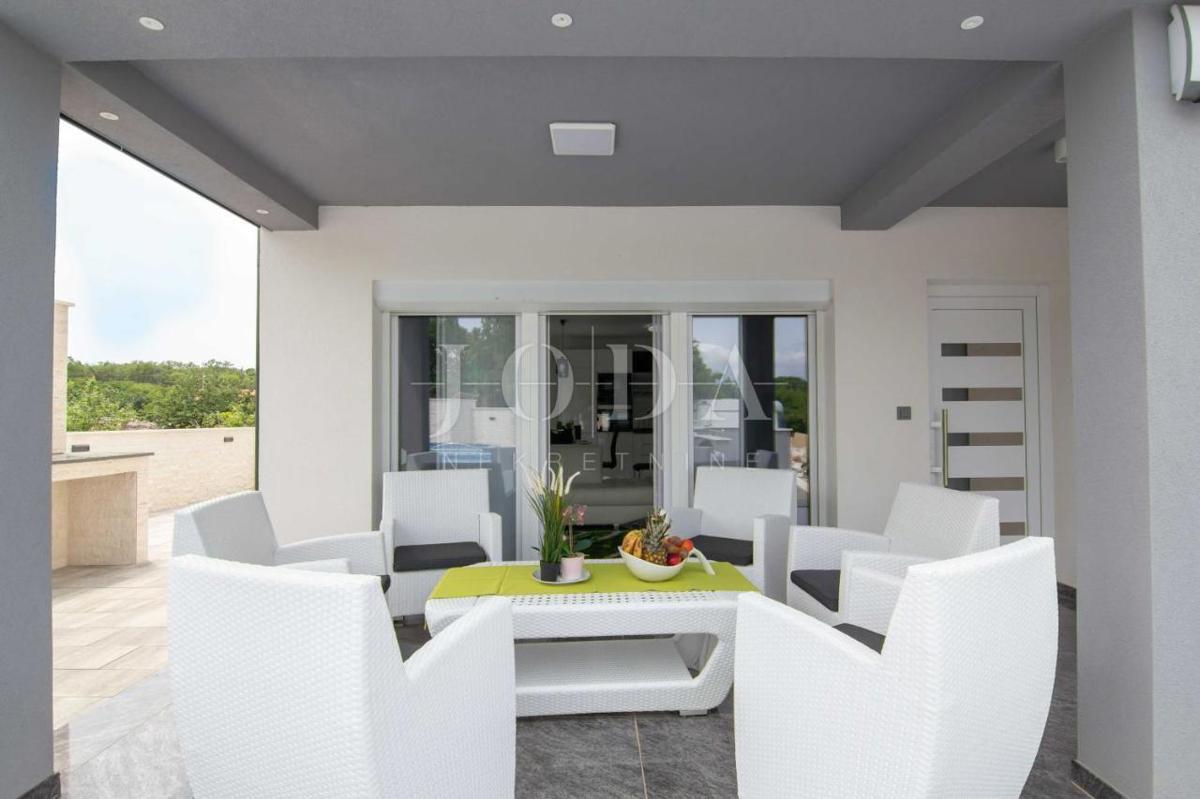 Mesto Krk, okolica - hiša z bazenom na mirni lokaciji