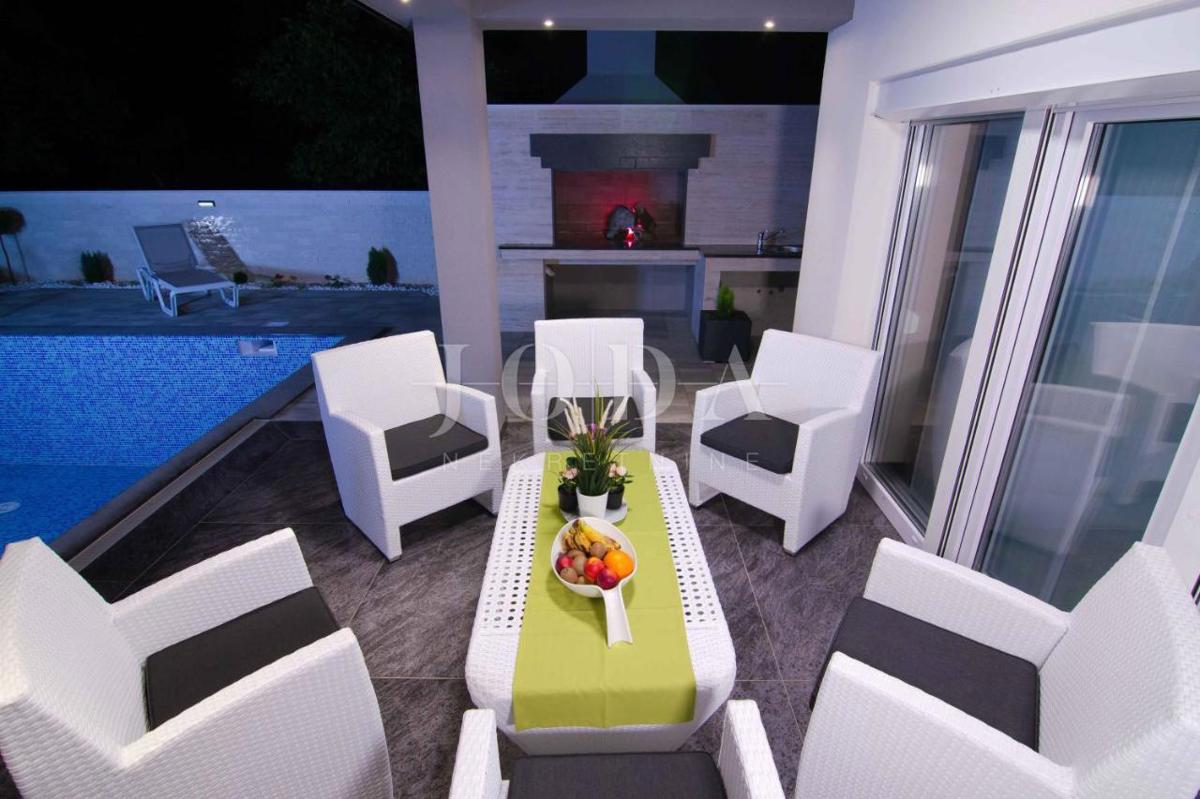 Mesto Krk, okolica - hiša z bazenom na mirni lokaciji