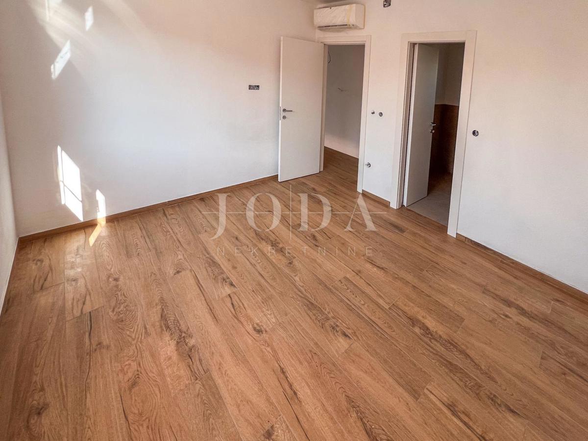 Novozgrajena hiša v Crikvenici z bazenom