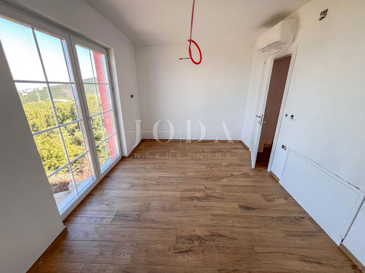 Novozgrajena hiša v Crikvenici z bazenom