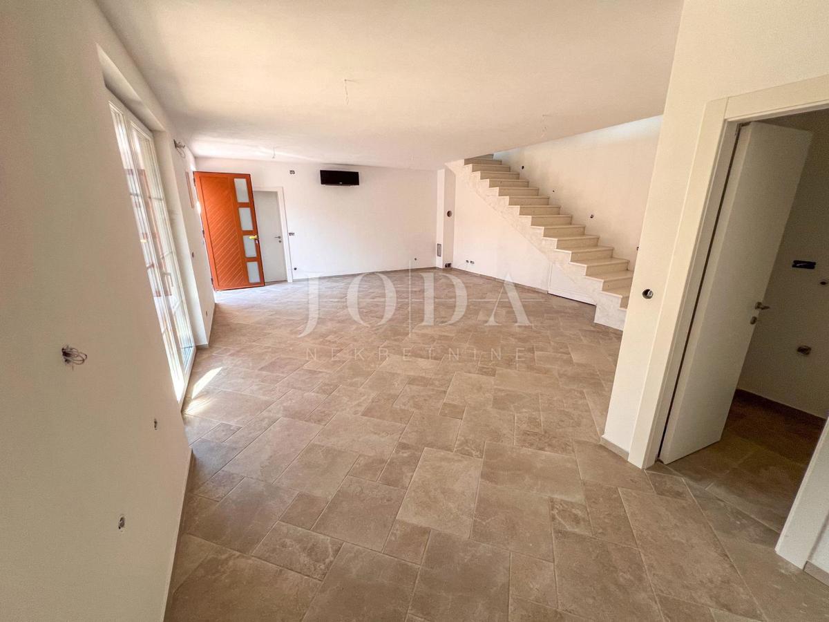 Novozgrajena hiša v Crikvenici z bazenom