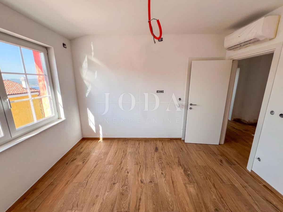 Novozgrajena hiša v Crikvenici z bazenom