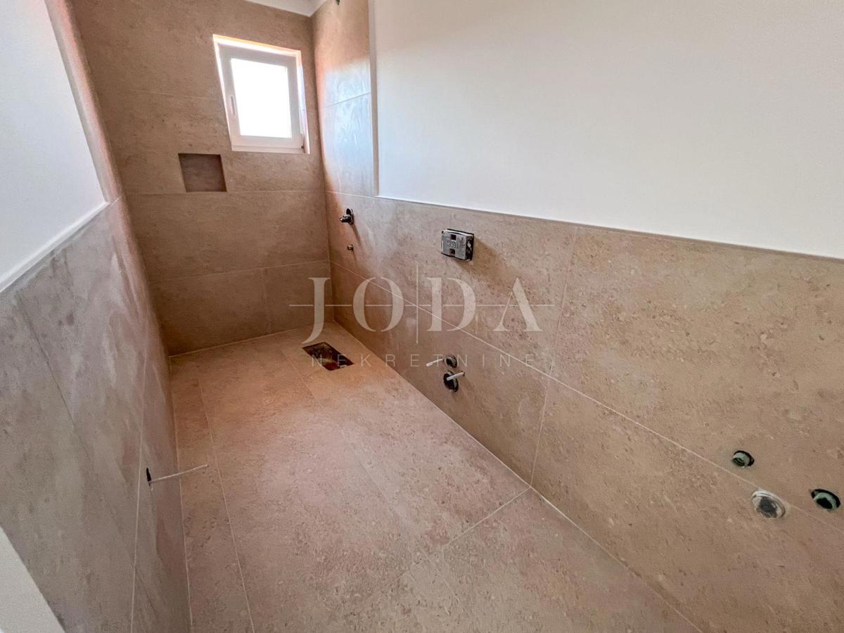 Novozgrajena hiša v Crikvenici z bazenom