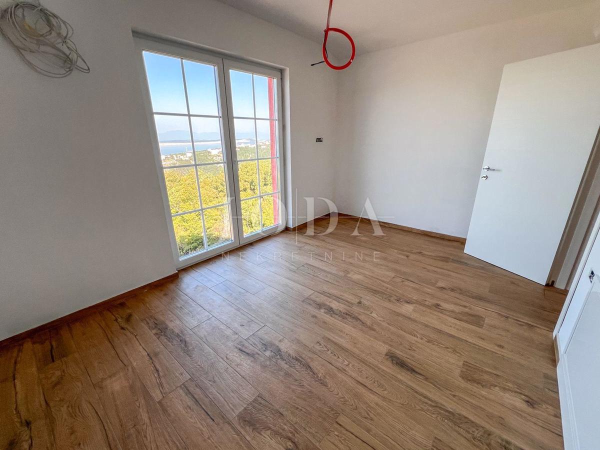 Novozgrajena hiša v Crikvenici z bazenom