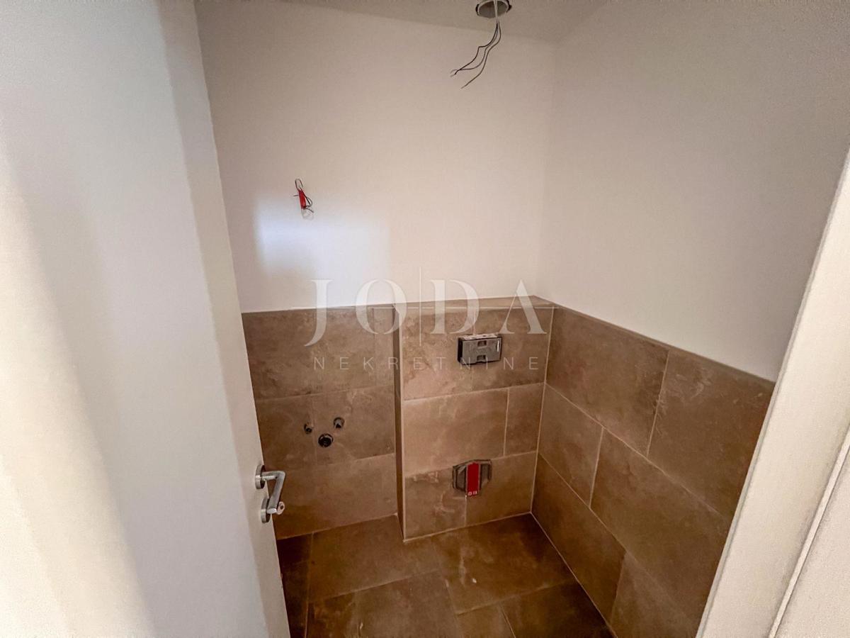 Novozgrajena hiša v Crikvenici z bazenom