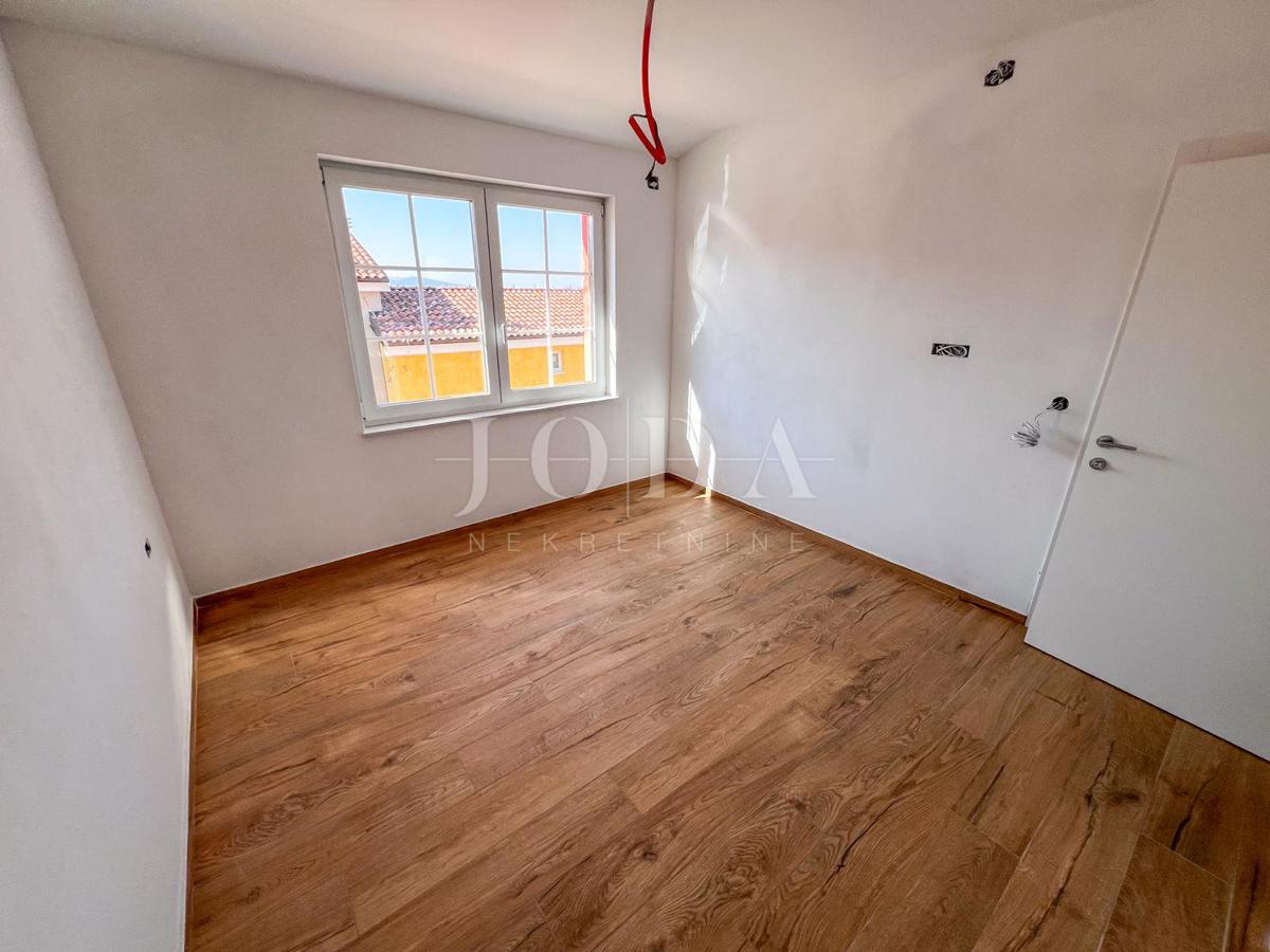 Novozgrajena hiša v Crikvenici z bazenom