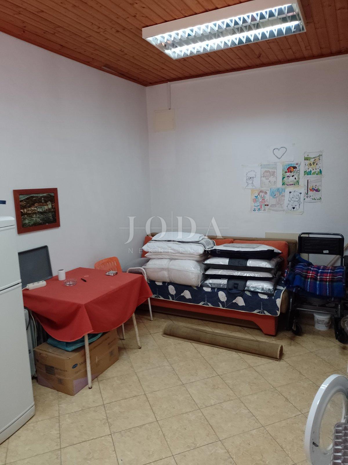 Prostrano Dvosobno Stanovanje s Pogledom na Morje in Garažo v Crikvenici