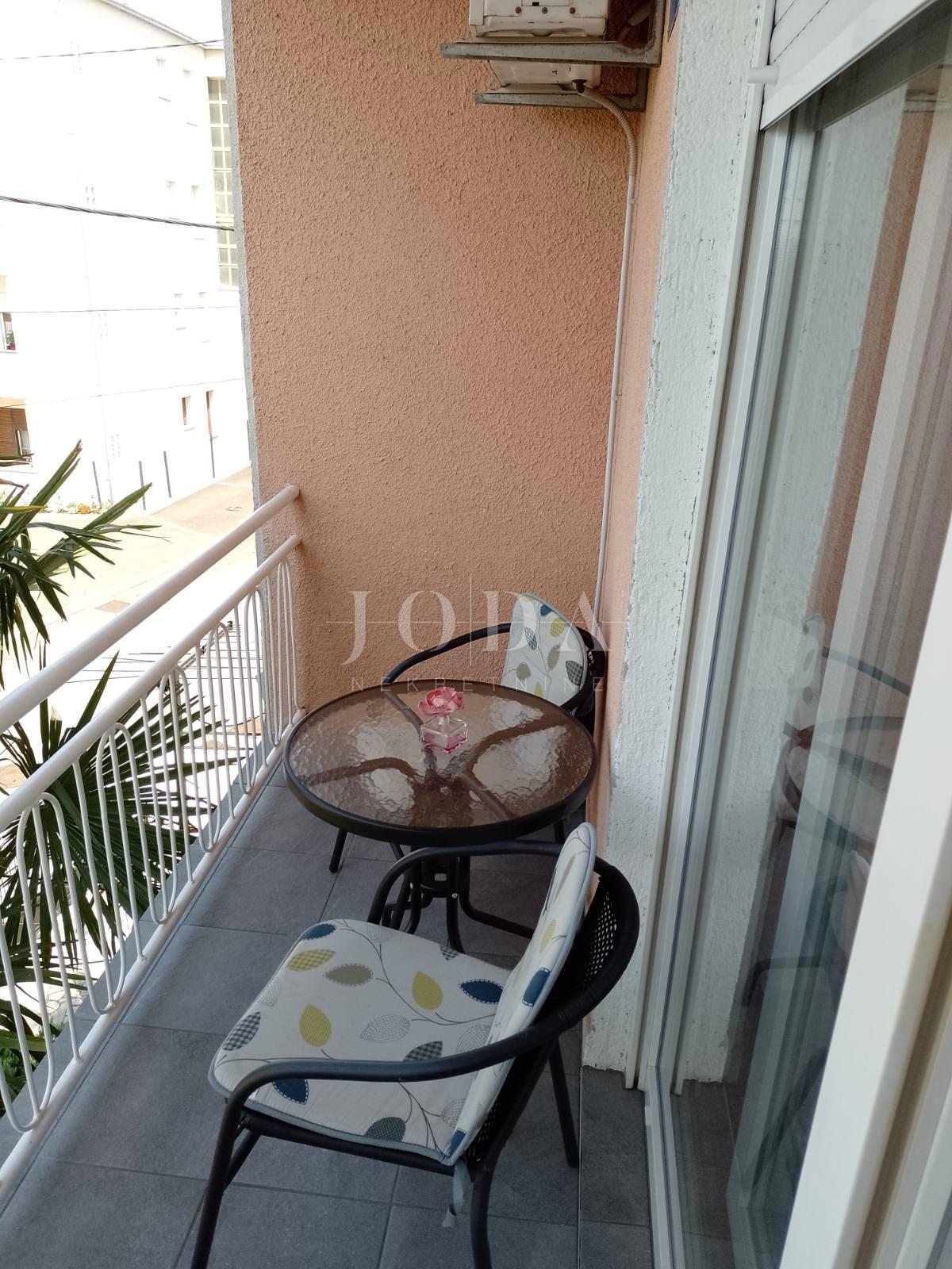 Prostrano Dvosobno Stanovanje s Pogledom na Morje in Garažo v Crikvenici