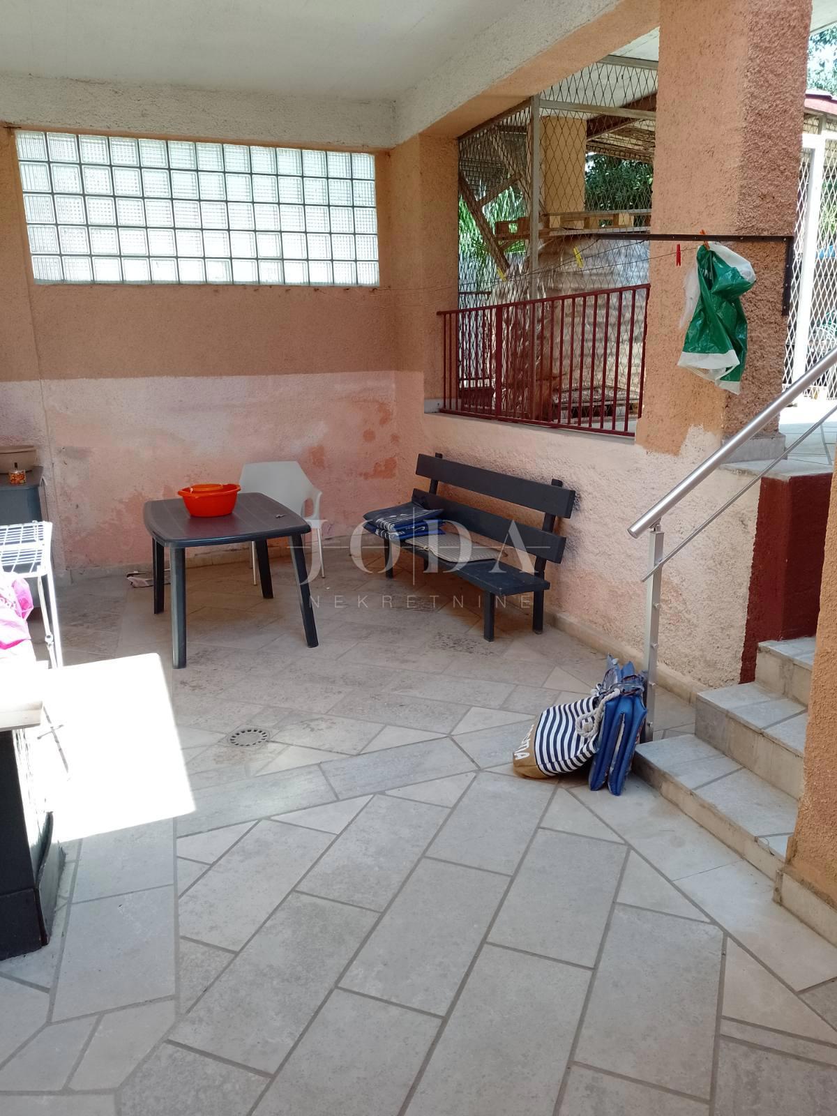Prostrano Dvosobno Stanovanje s Pogledom na Morje in Garažo v Crikvenici