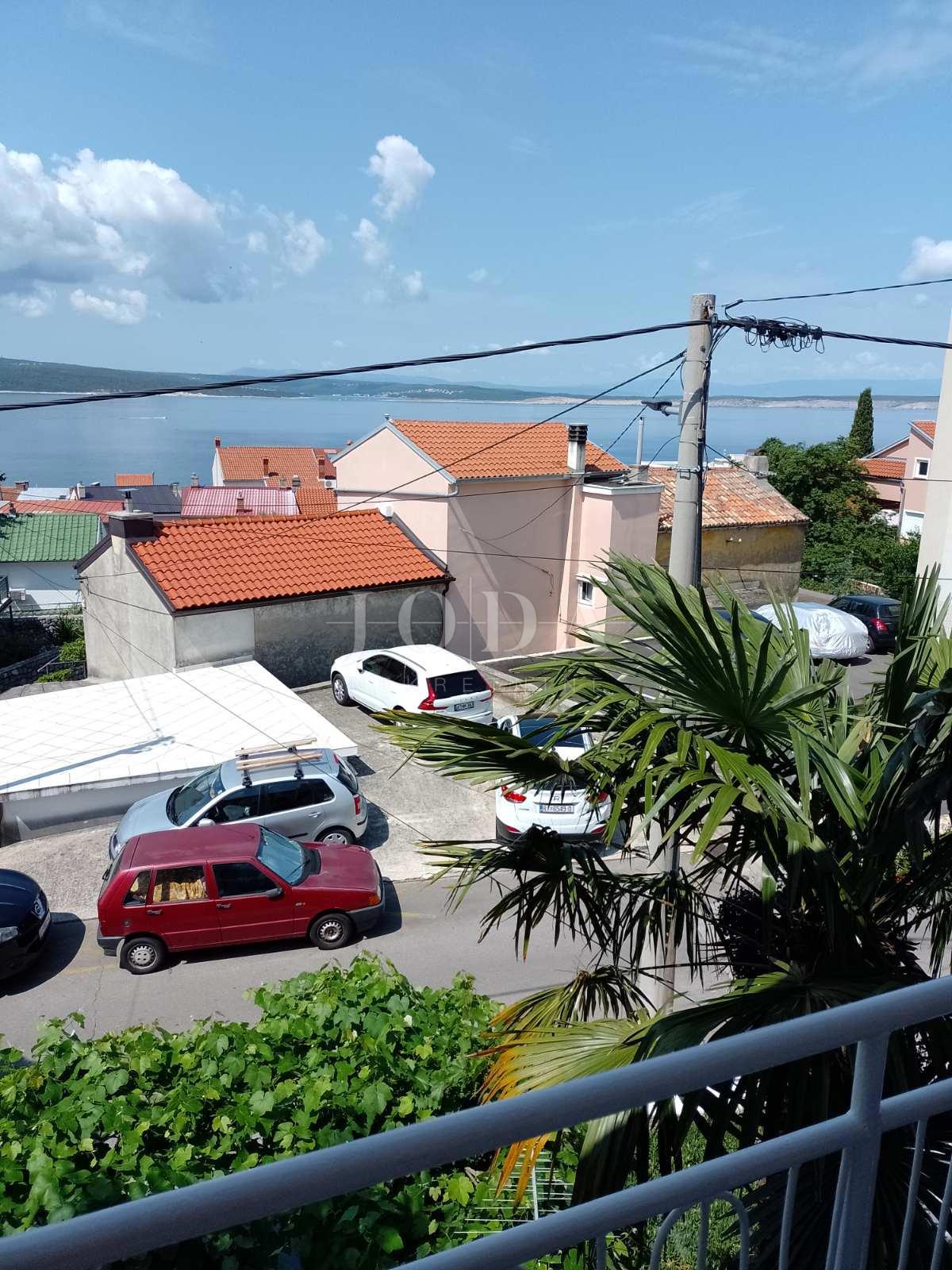 Prostrano Dvosobno Stanovanje s Pogledom na Morje in Garažo v Crikvenici