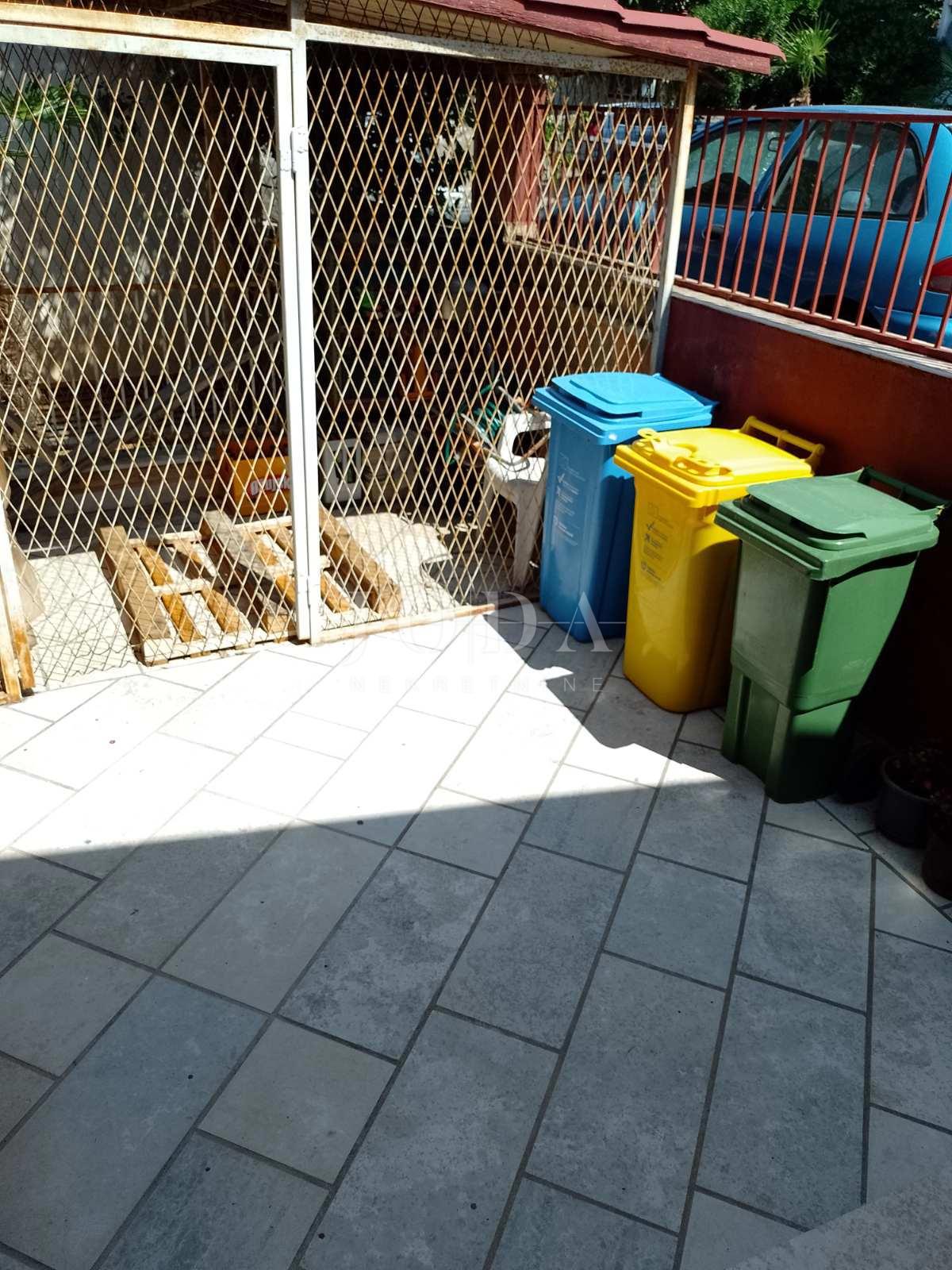 Prostrano Dvosobno Stanovanje s Pogledom na Morje in Garažo v Crikvenici
