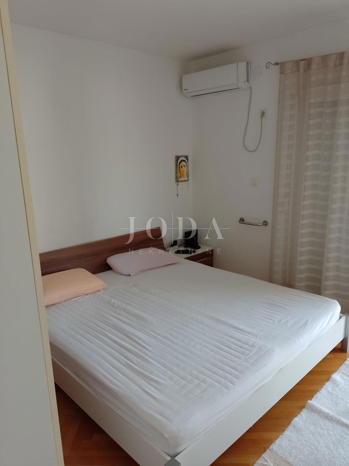 Prostrano Dvosobno Stanovanje s Pogledom na Morje in Garažo v Crikvenici