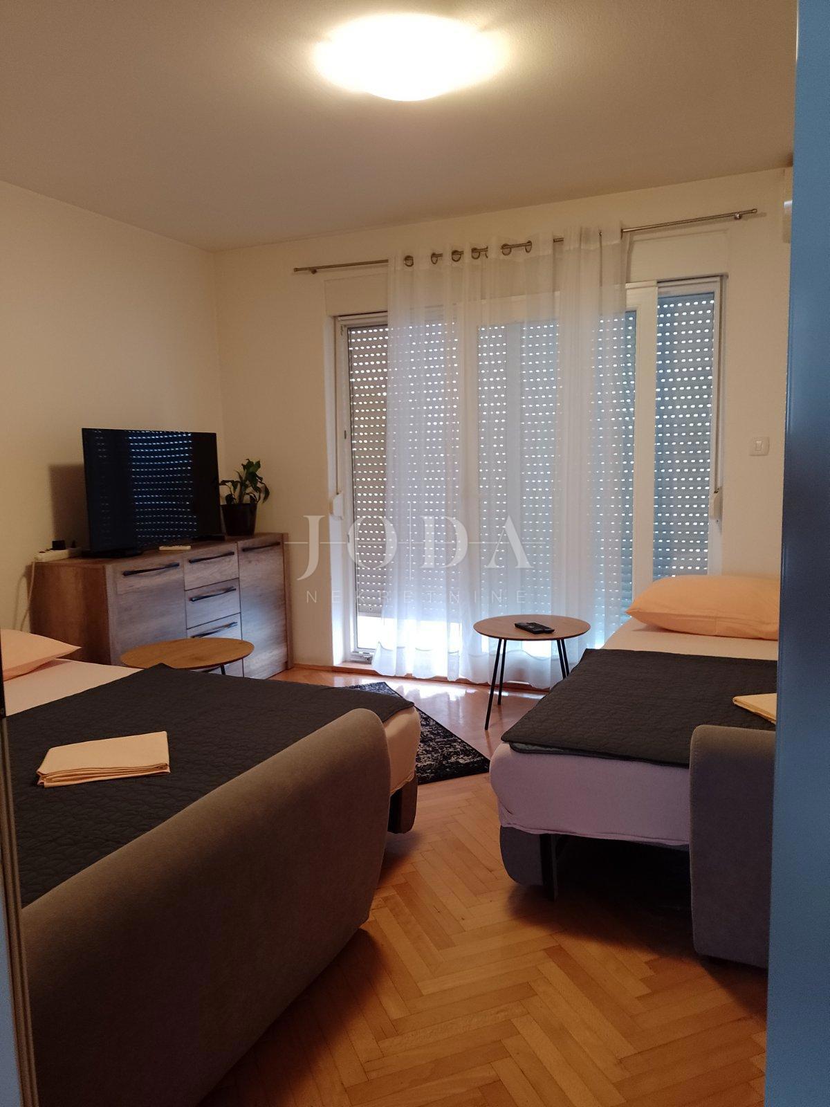 Prostrano Dvosobno Stanovanje s Pogledom na Morje in Garažo v Crikvenici