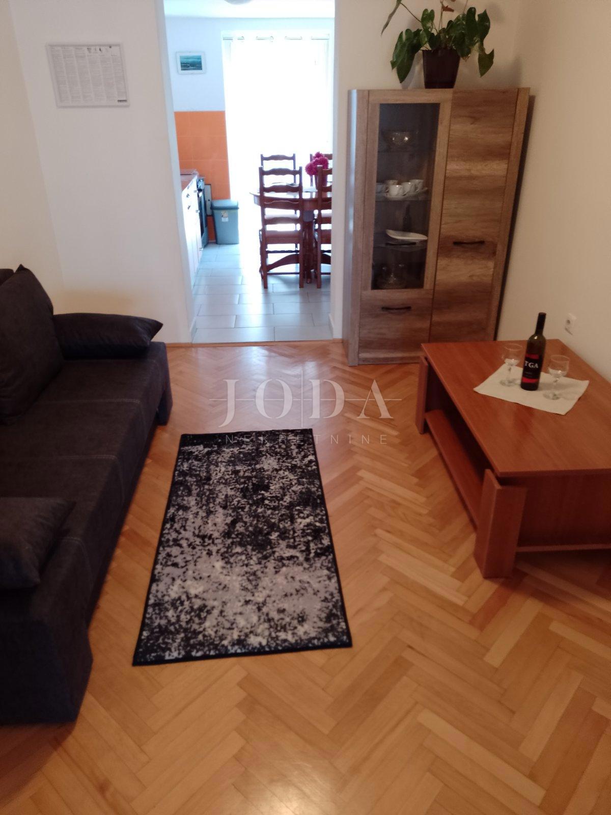 Prostrano Dvosobno Stanovanje s Pogledom na Morje in Garažo v Crikvenici