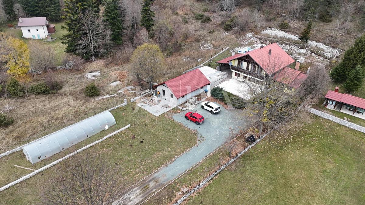 Lukovo, hiša z velikim dvoriščem na idilični lokaciji
