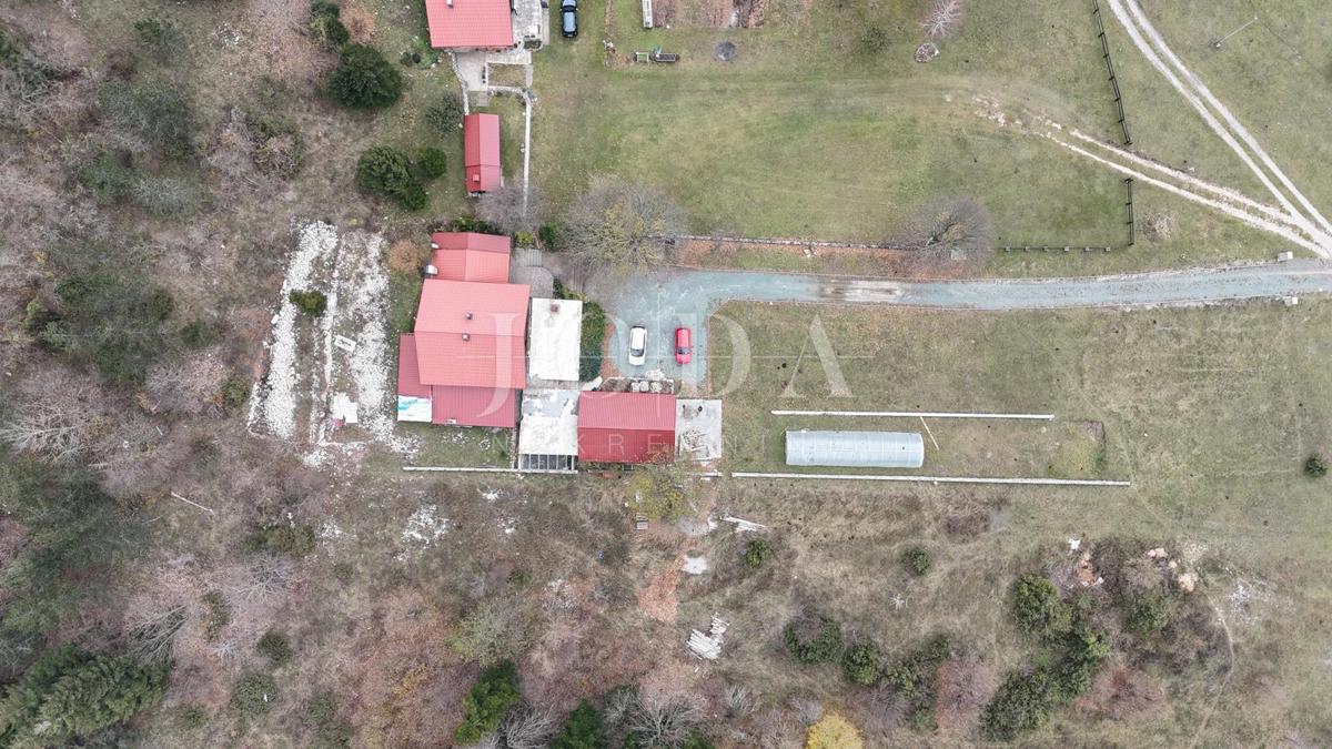 Lukovo, hiša z velikim dvoriščem na idilični lokaciji