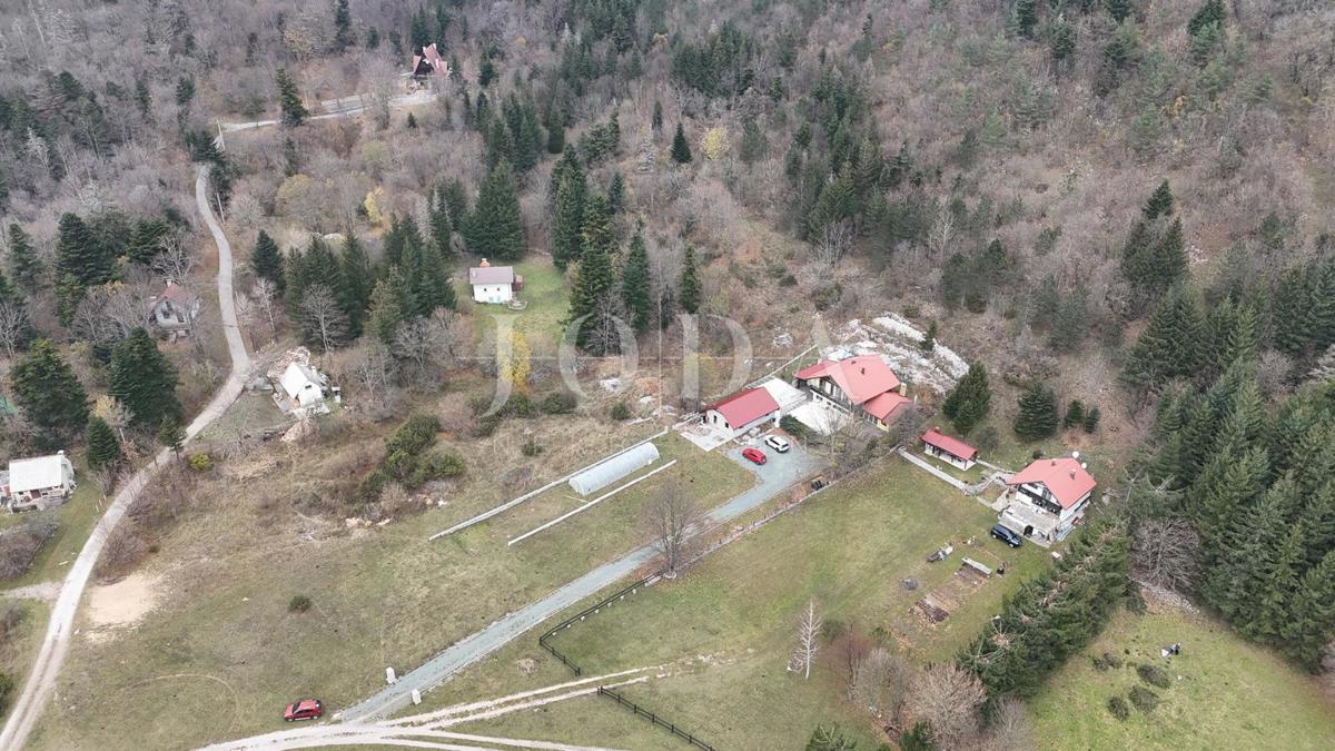 Lukovo, hiša z velikim dvoriščem na idilični lokaciji