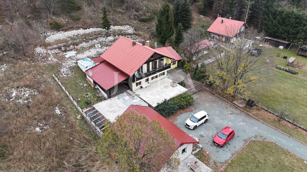 Lukovo, hiša z velikim dvoriščem na idilični lokaciji