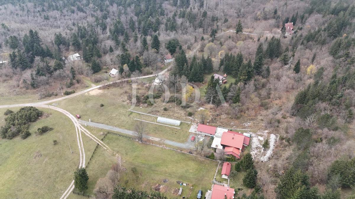Lukovo, hiša z velikim dvoriščem na idilični lokaciji