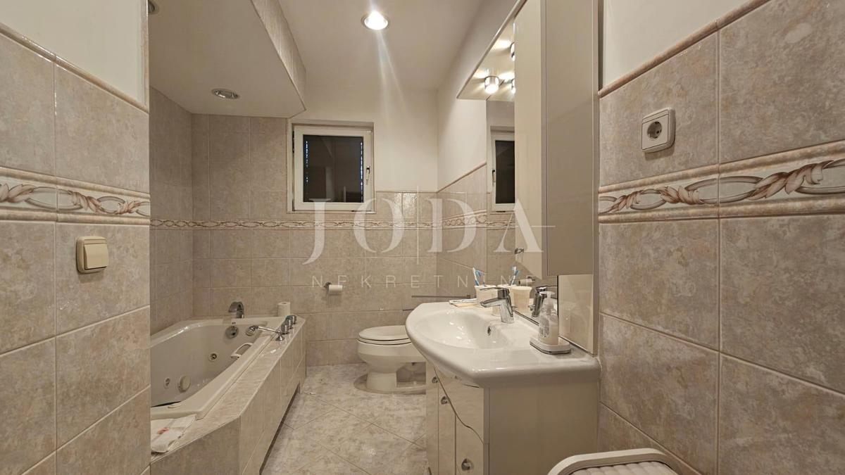 Hiša Kraljevica, 330m2