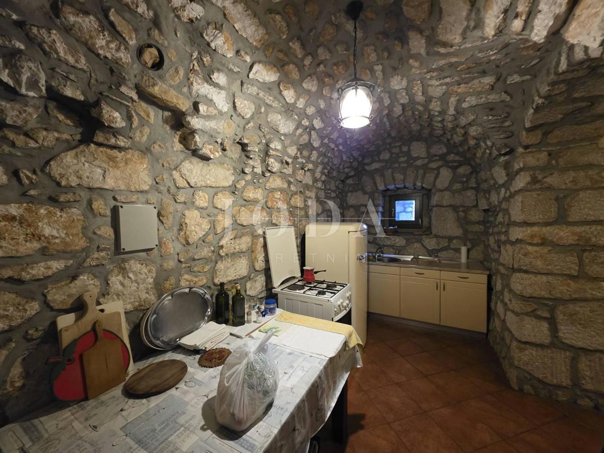 Grižane, dve kamniti hiši z dvoriščem