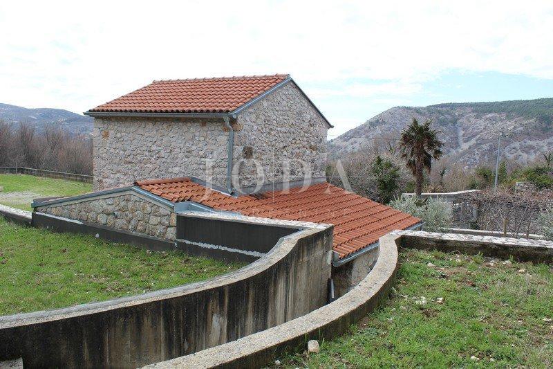 Grižane, dve kamniti hiši z dvoriščem