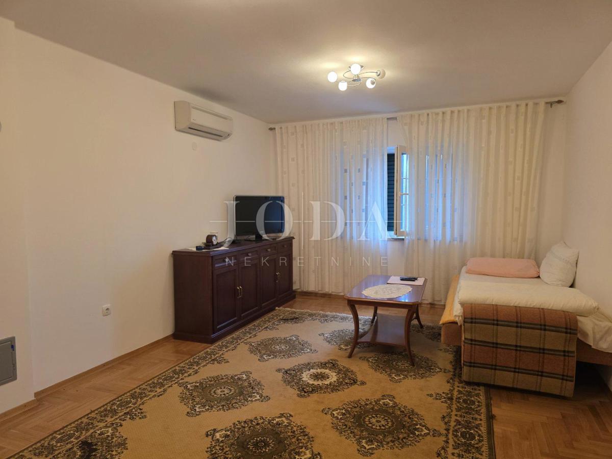 Grižane, dve kamniti hiši z dvoriščem
