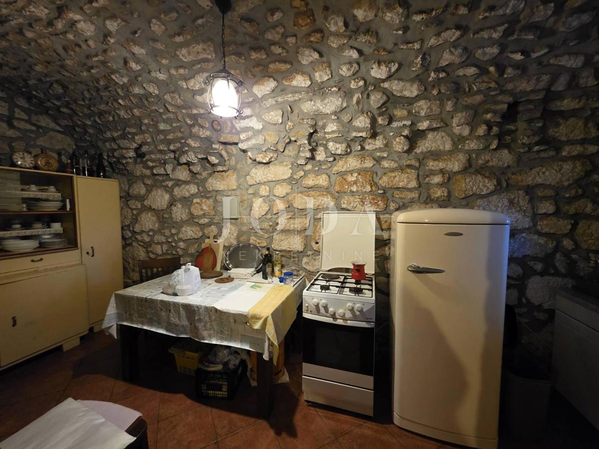 Grižane, dve kamniti hiši z dvoriščem