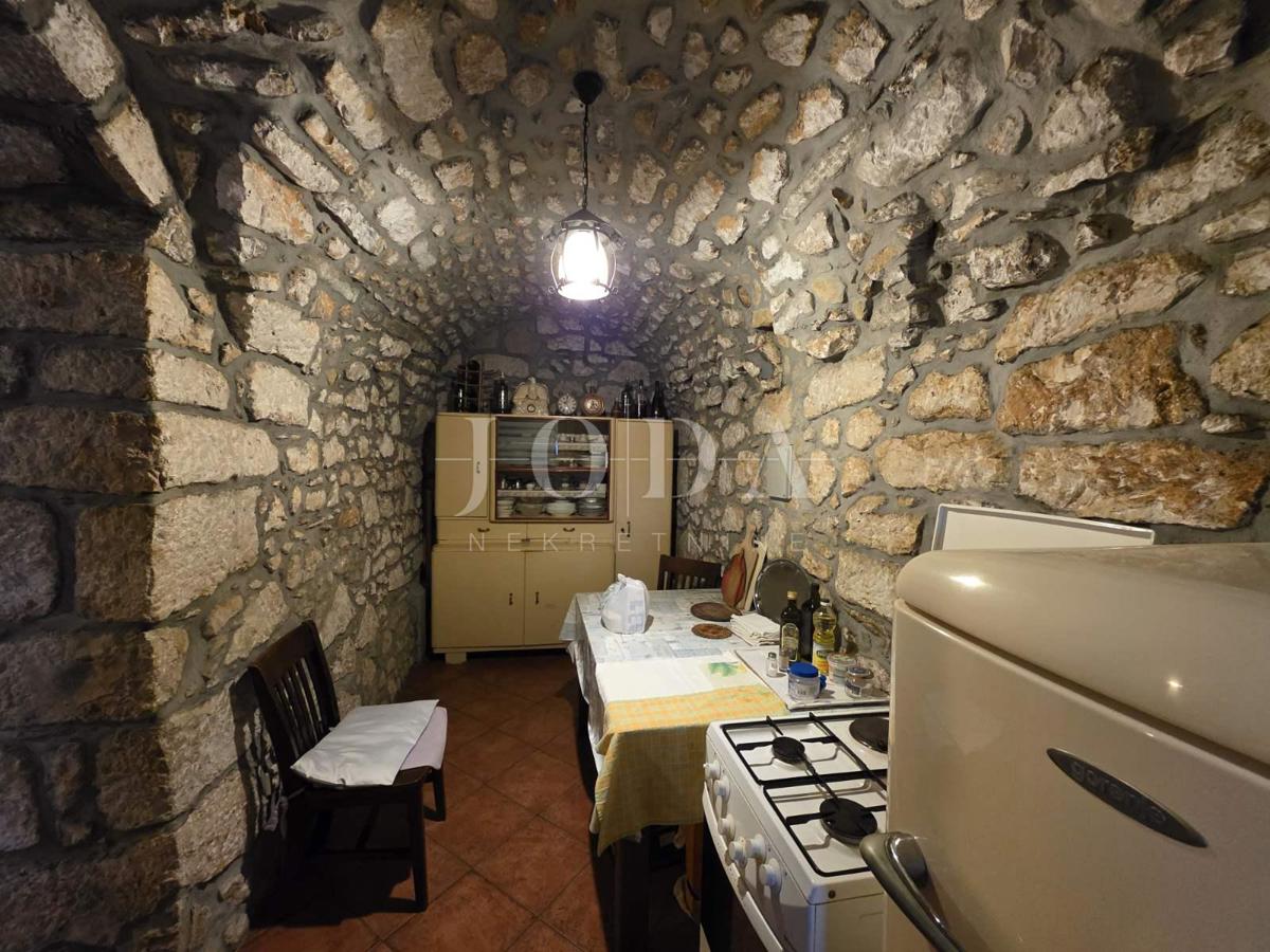 Grižane, dve kamniti hiši z dvoriščem