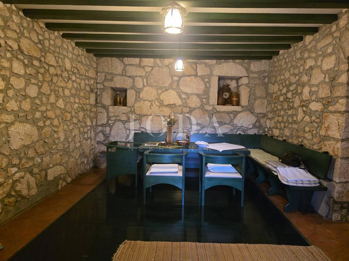 Grižane, dve kamniti hiši z dvoriščem