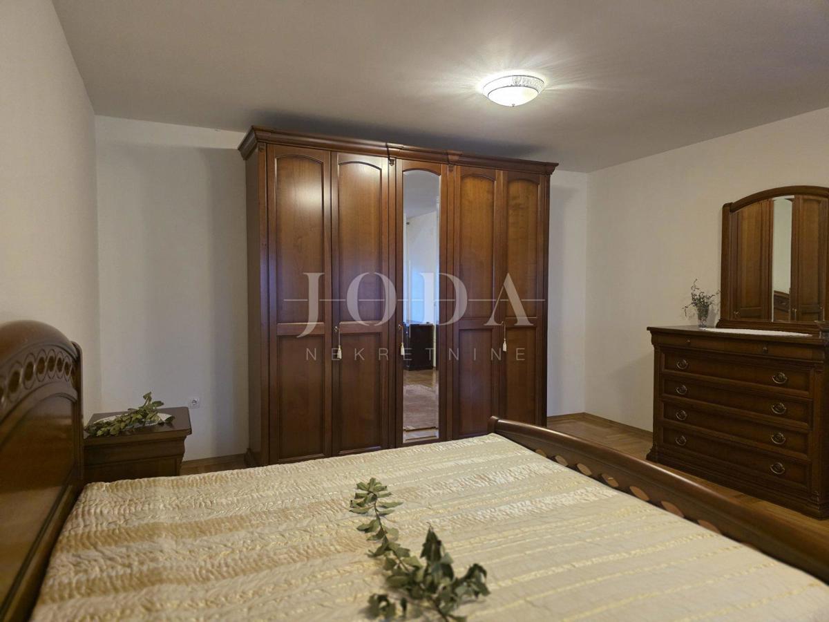 Grižane, dve kamniti hiši z dvoriščem