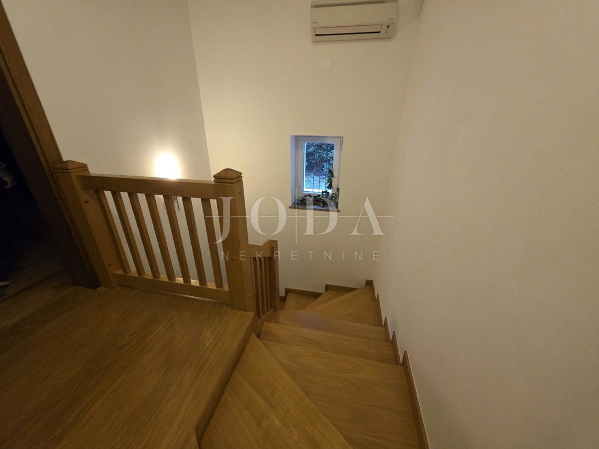 Grižane, dve kamniti hiši z dvoriščem