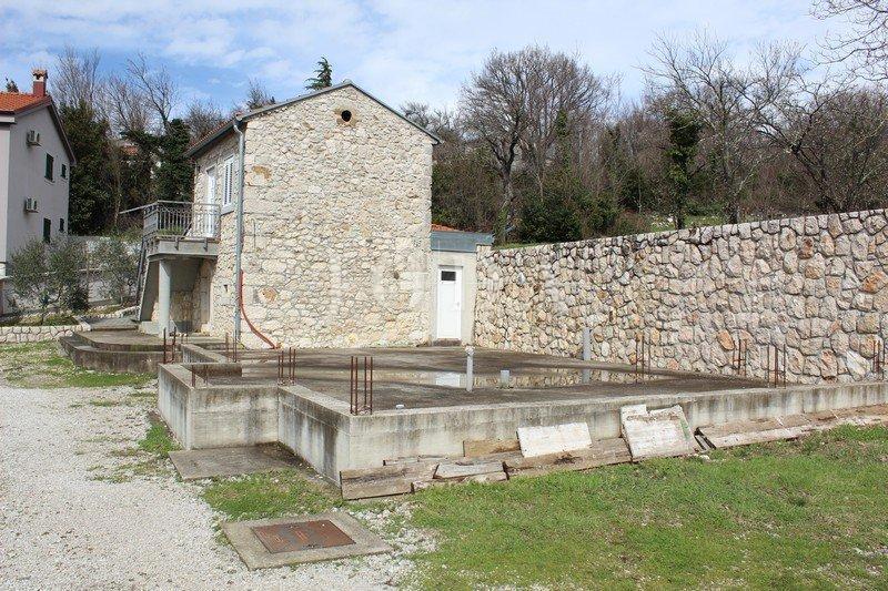 Grižane, dve kamniti hiši z dvoriščem