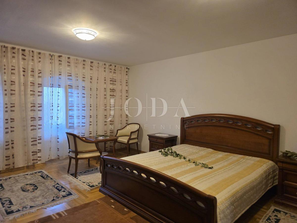 Grižane, dve kamniti hiši z dvoriščem