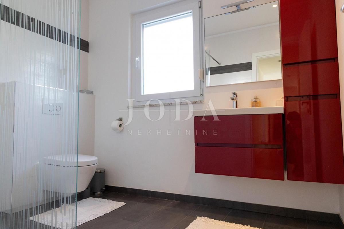 Vila prva vrsta do morja s panoramskim pogledom