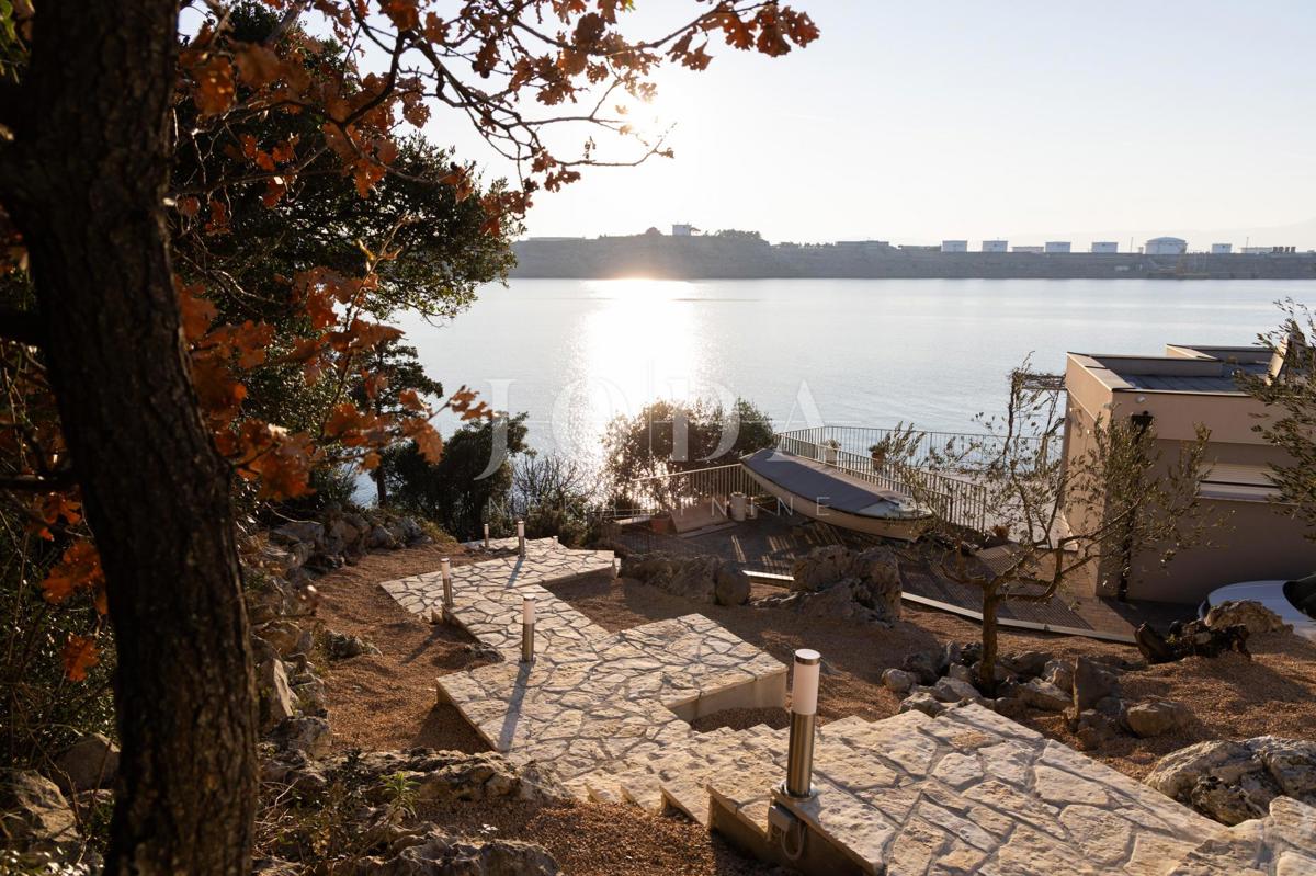 Vila prva vrsta do morja s panoramskim pogledom