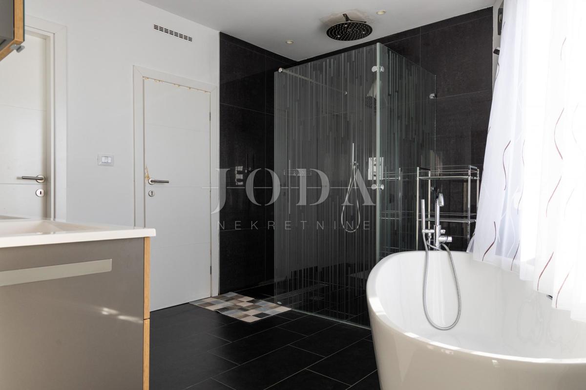 Vila prva vrsta do morja s panoramskim pogledom