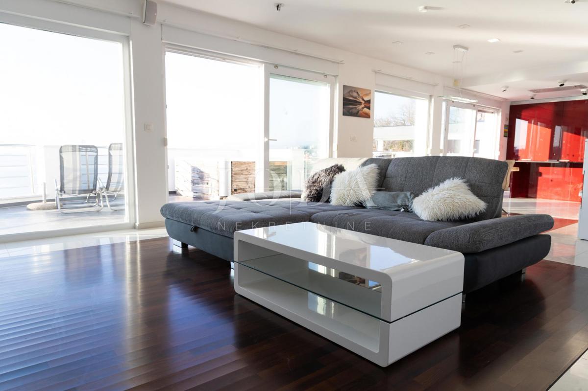 Vila prva vrsta do morja s panoramskim pogledom