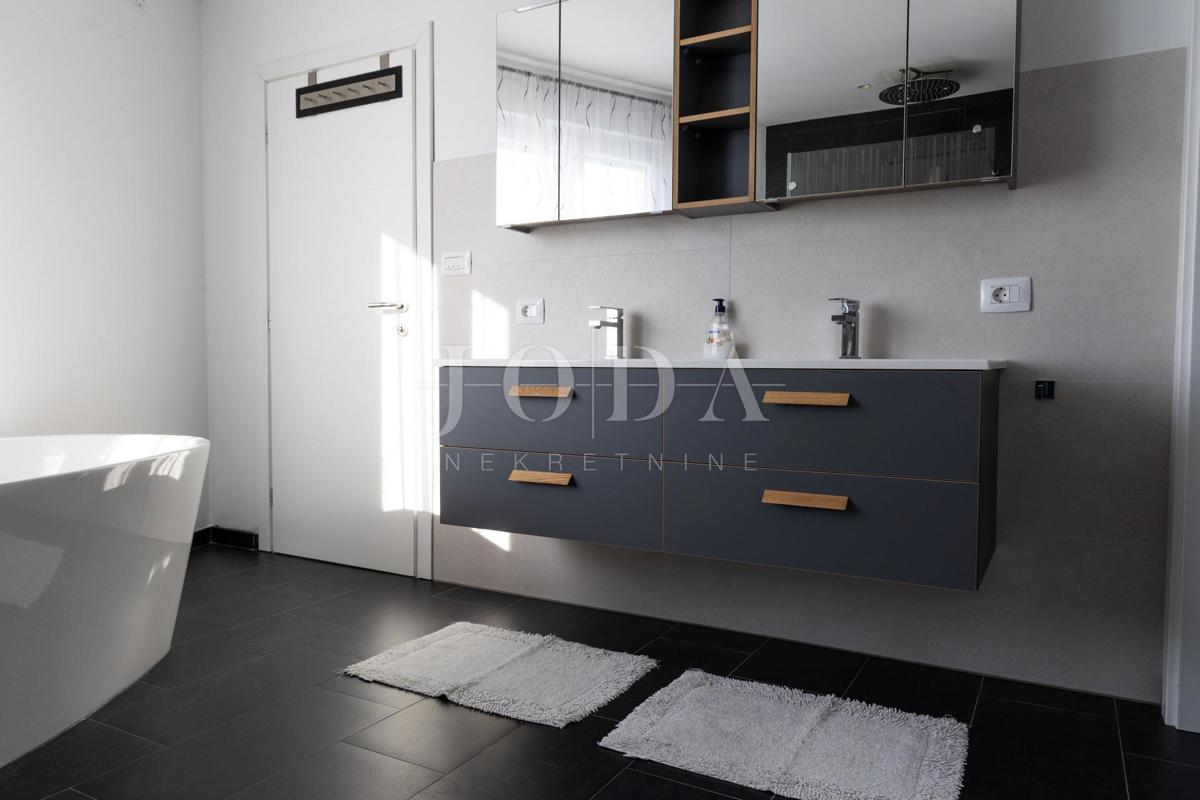 Vila prva vrsta do morja s panoramskim pogledom