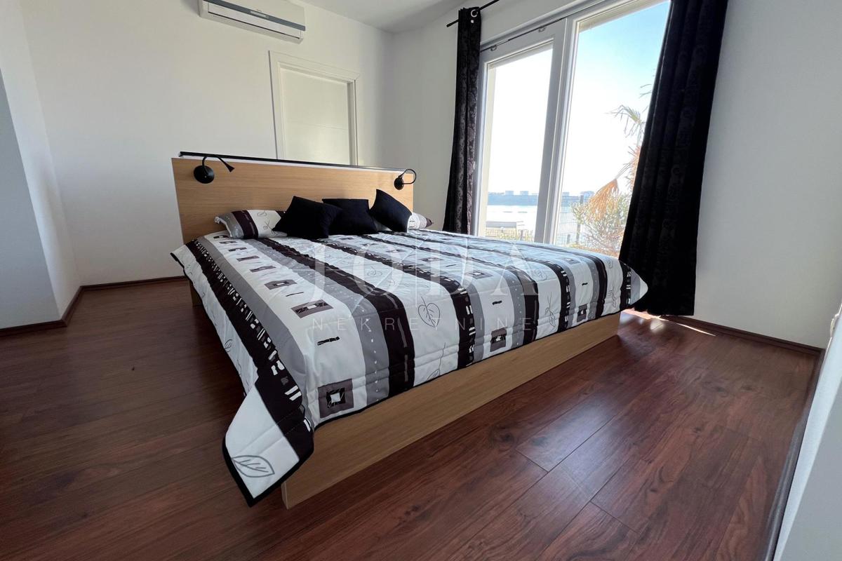 Vila prva vrsta do morja s panoramskim pogledom