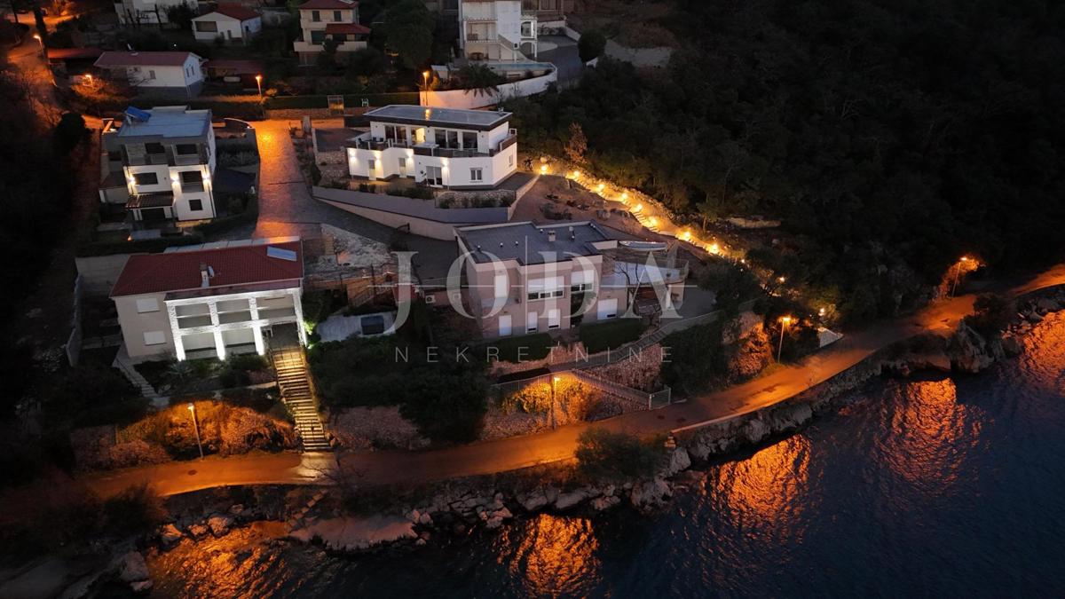 Vila prva vrsta do morja s panoramskim pogledom